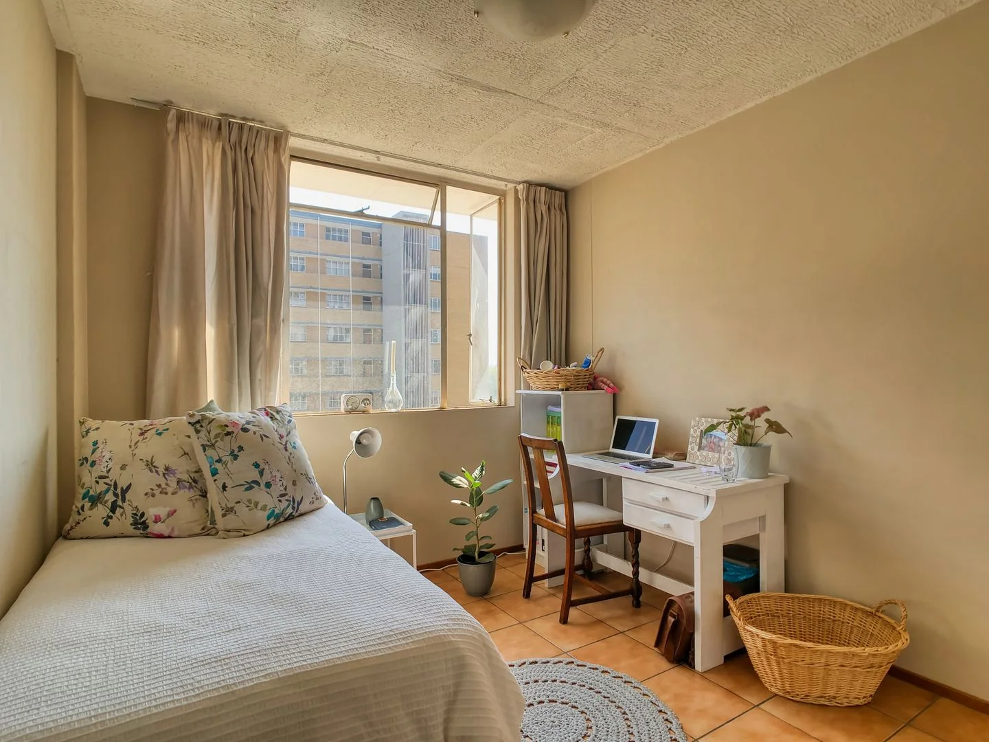 A bedroom containing a bed and desk